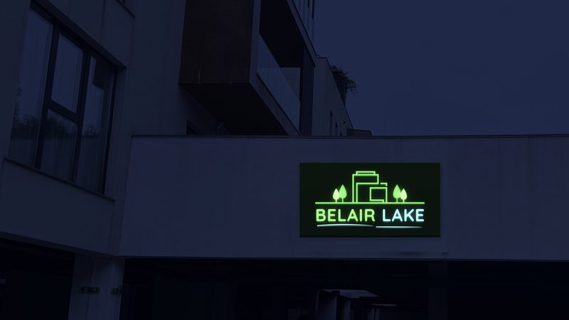 Panou cu logo color iluminat, seara