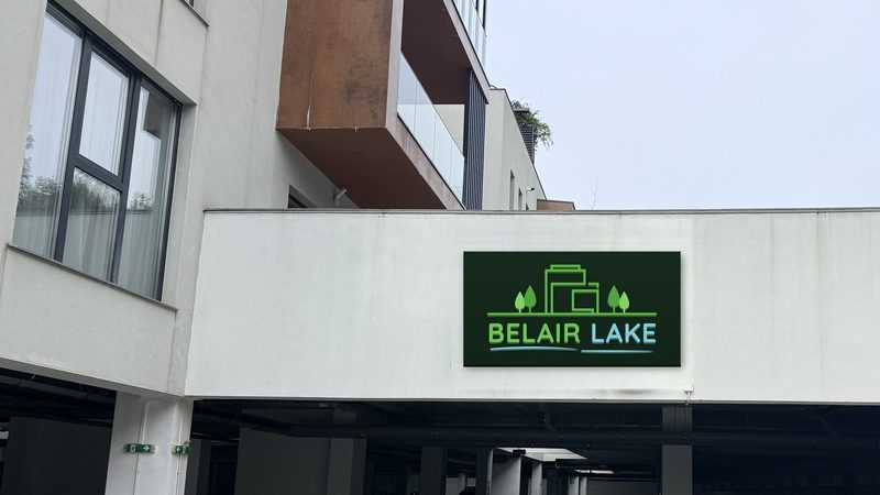 Panou cu logo color pe fațadă, ziua